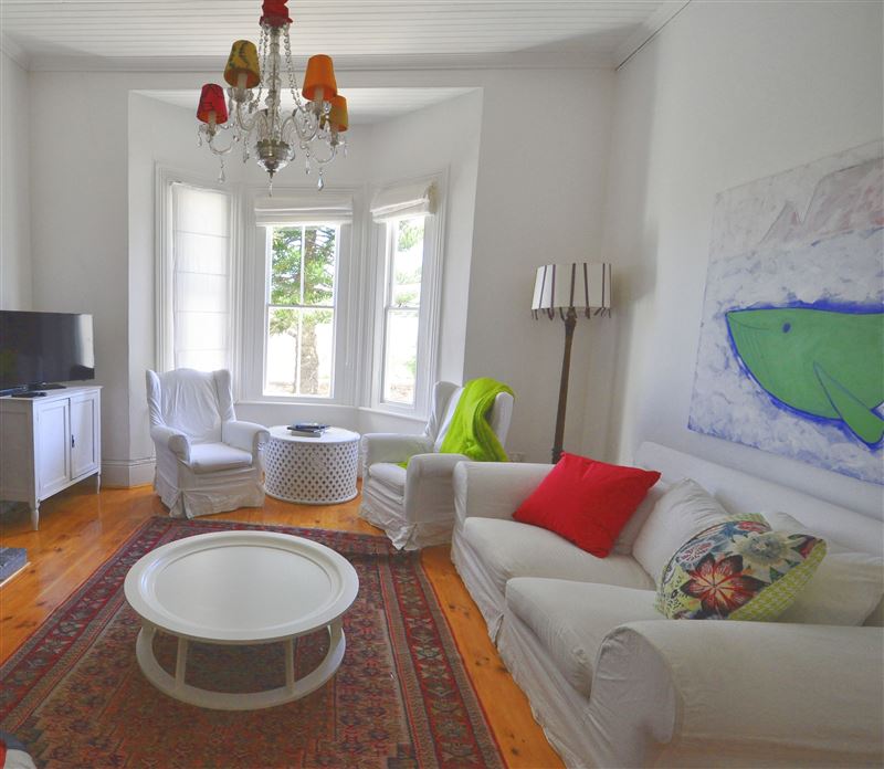 Beautiful sunny lounge with bay window © Kim Pereira Serrao Da Ribeira