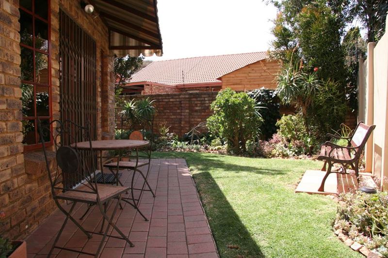 Private entrance from garden © Swallowsrest