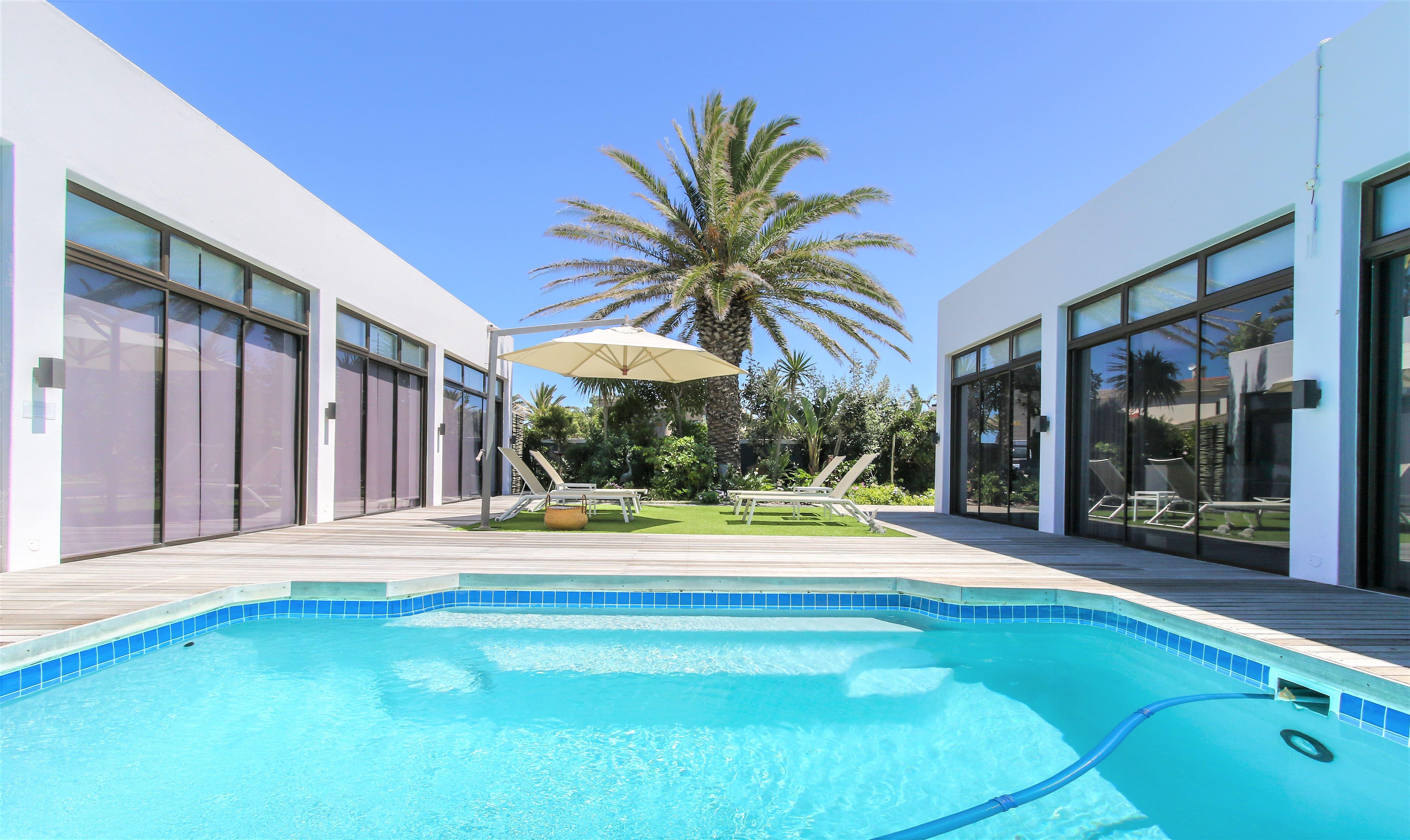 DELUXE STUDIO "Kitchenette, Pool access & BBQ area"