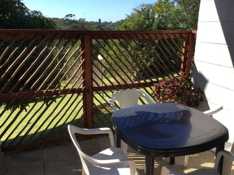 Enjoy the sunrise and beautiful garden views. Listen to the sound of the oceon