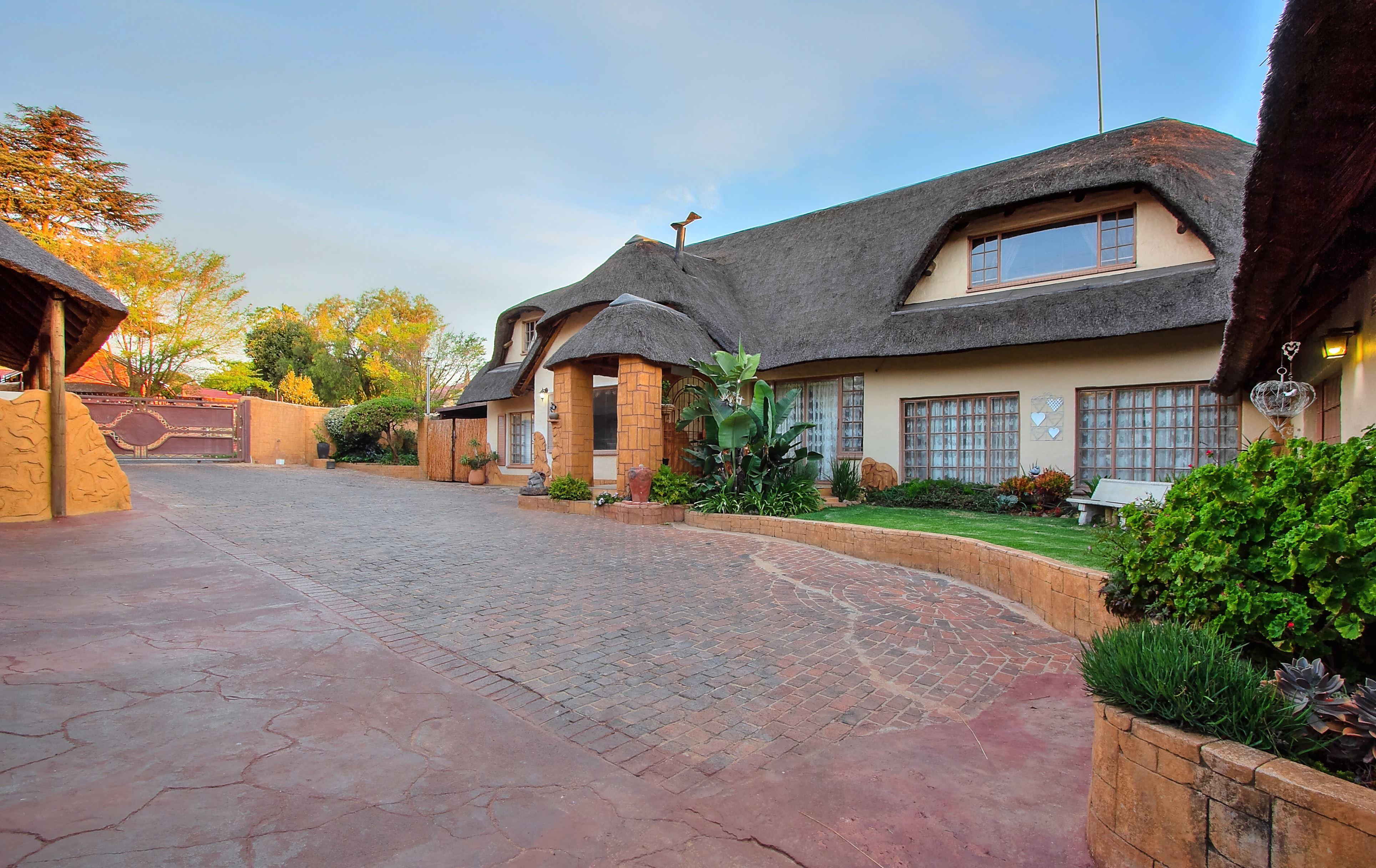 All Over Africa Guest House | Accommodation Van Riebeeck Park