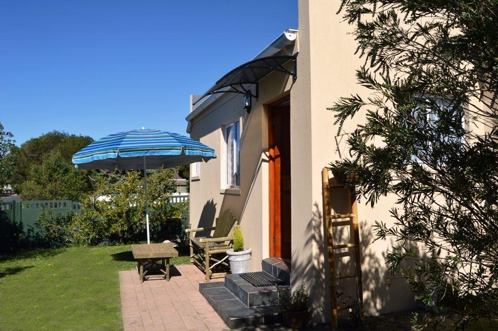 Cozy studio cottage with private entrance © G Mitchell