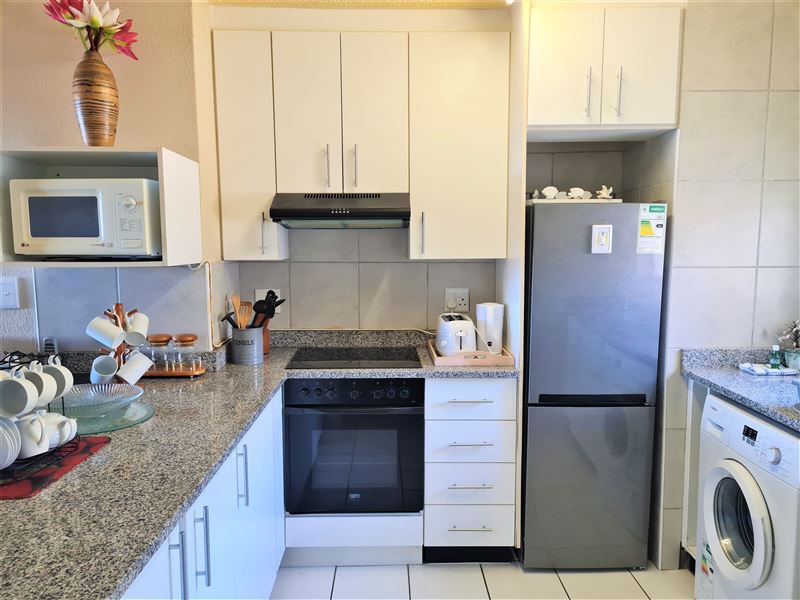 Fully equipped kitchen with washing machine
