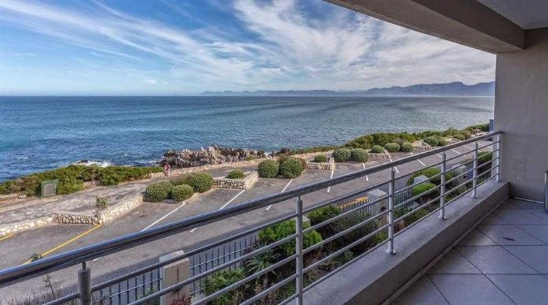 Unrestricted ocean view from the balcony