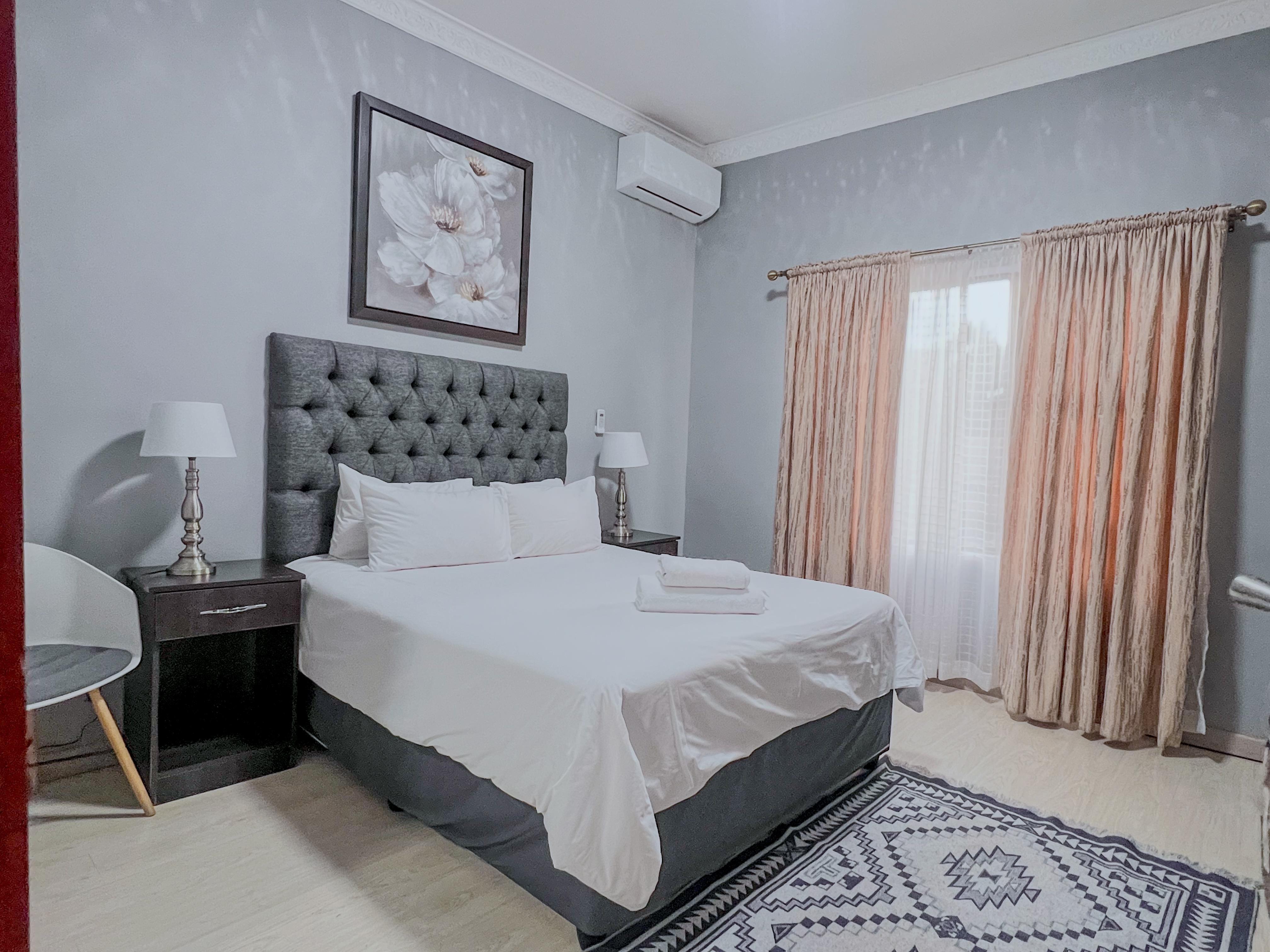 Lá Bronze Guest Lodge | Pioneer Park Accommodation