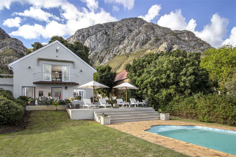 Garden Protea & Pincushion Cottages © Hermanus Fynbos Collection