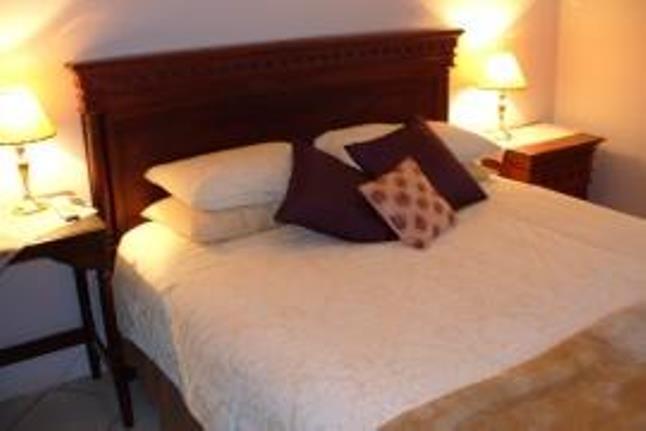 Loeriepark Guesthouse | Accommodation Kameeldrift East