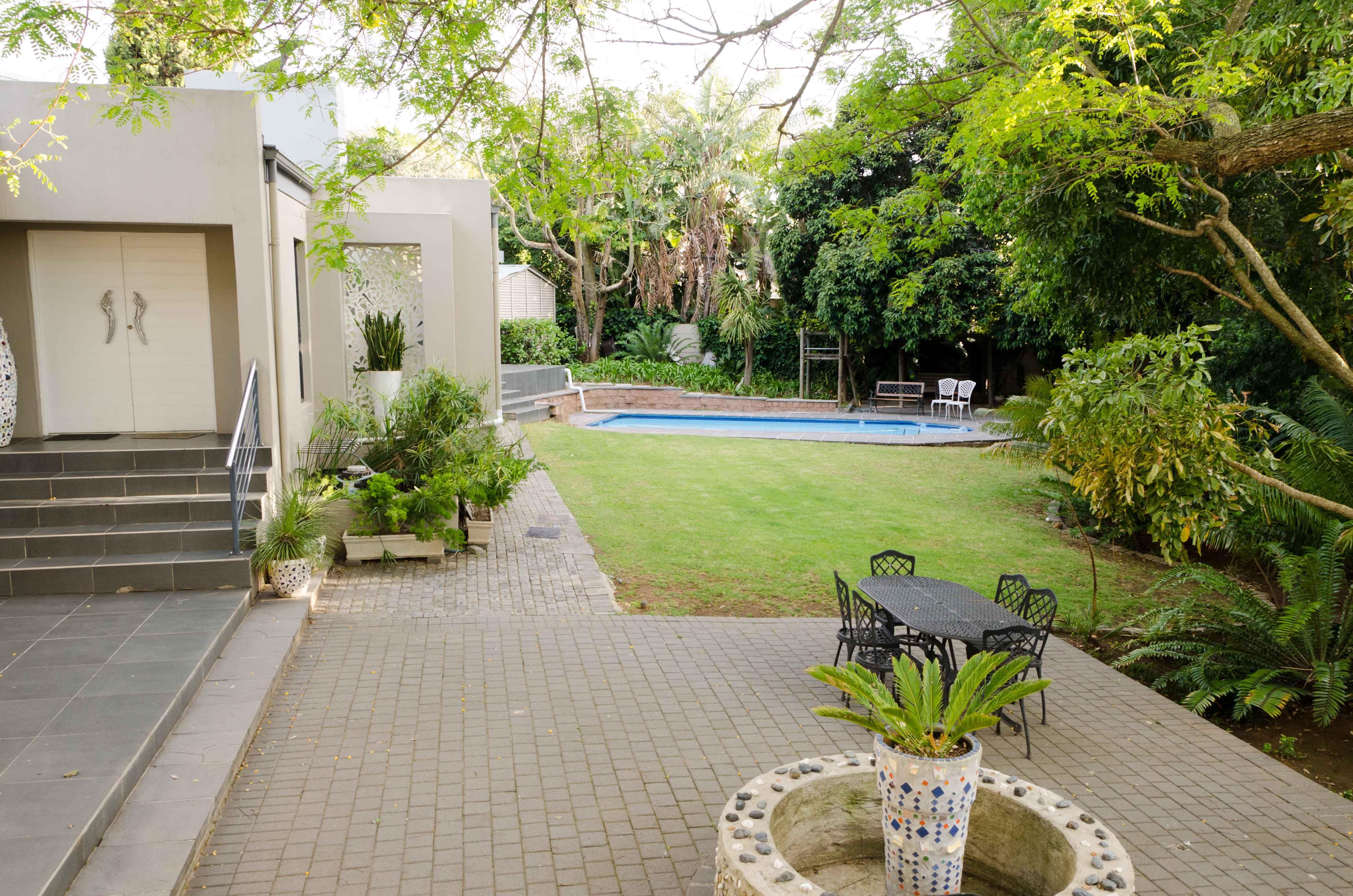 Lindy Van Niekerk Art & Accommodation | Eversdal Accommodation