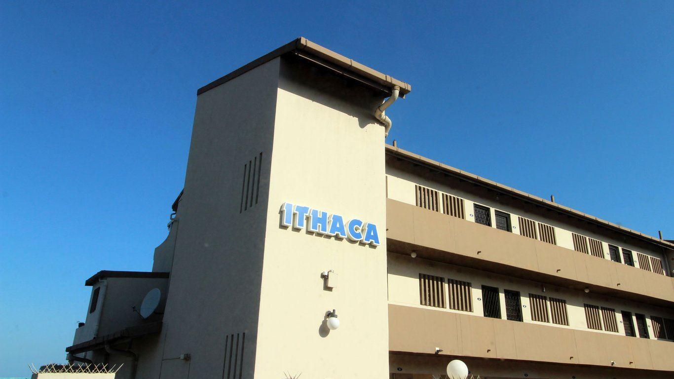 Ithaca 18 | Hotels Manaba Beach