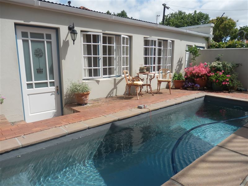 lemon thyme cottage entrance and swimming pool

