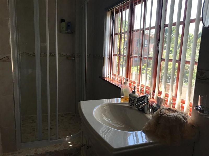 SHOWER, TOILET, BASIN © FOREST DREAM HOUSE