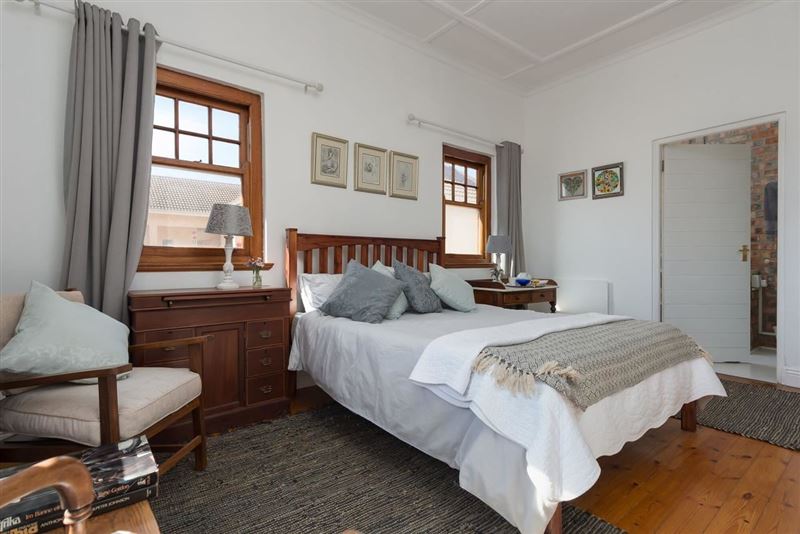 Queen size bed, bathroom en suite. 
