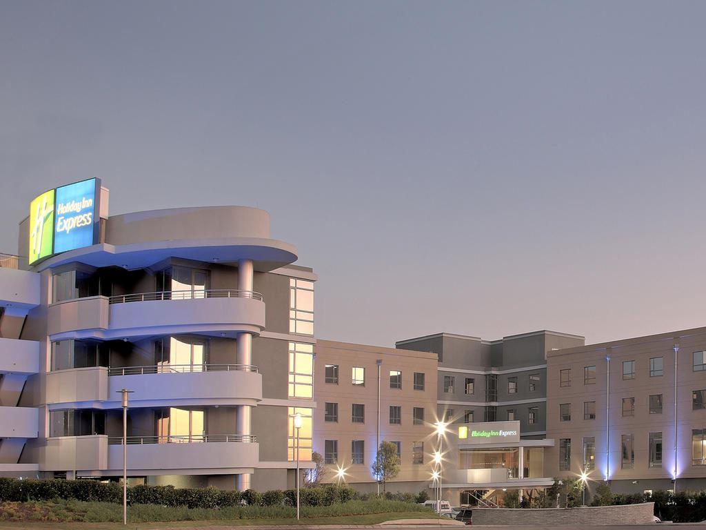 Holiday Inn Express Sandton Woodmead | Gallo Manor Accommodation