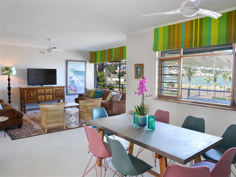 Gorgeous open plan living area with big screen, full DSTV, great Wifi and stupendous views!