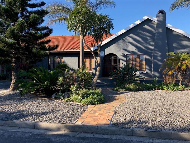 A Stylish Bed & Breakfast with a Health Spa, situated in the tranquil suburb of Panorama, on the doorsep of the Panorama Medi-Clinic, Panorama Oncology and other medical institutions.