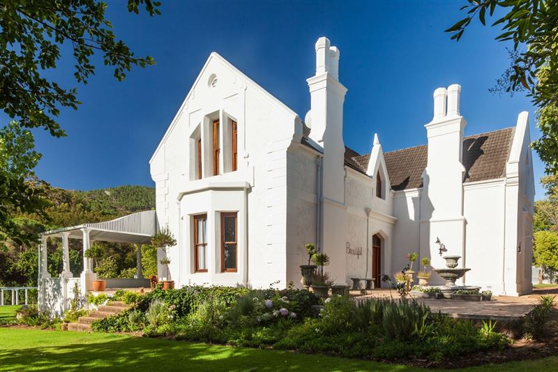 Caledon Grace was build in 1884 and has been the collector of family memories for centuries