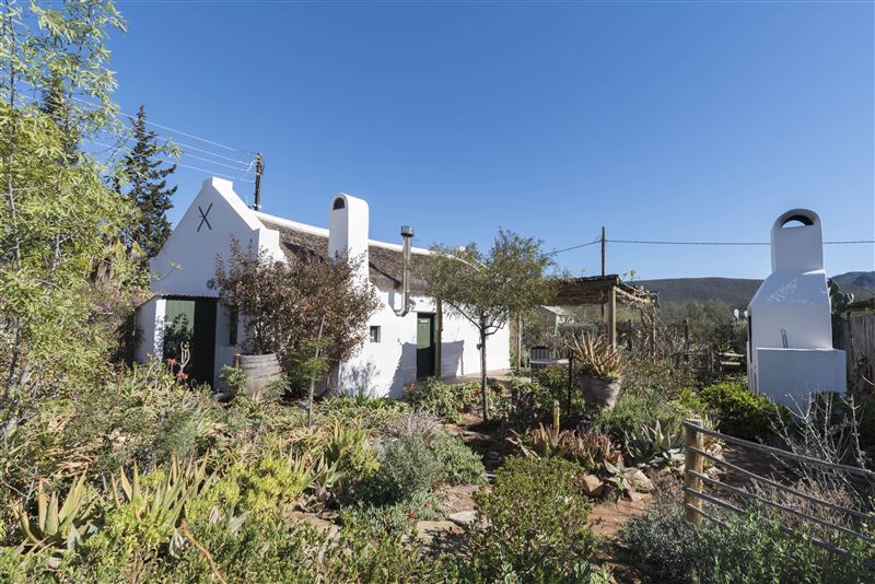Aloe Cottage in picturesque and completely fenced garden