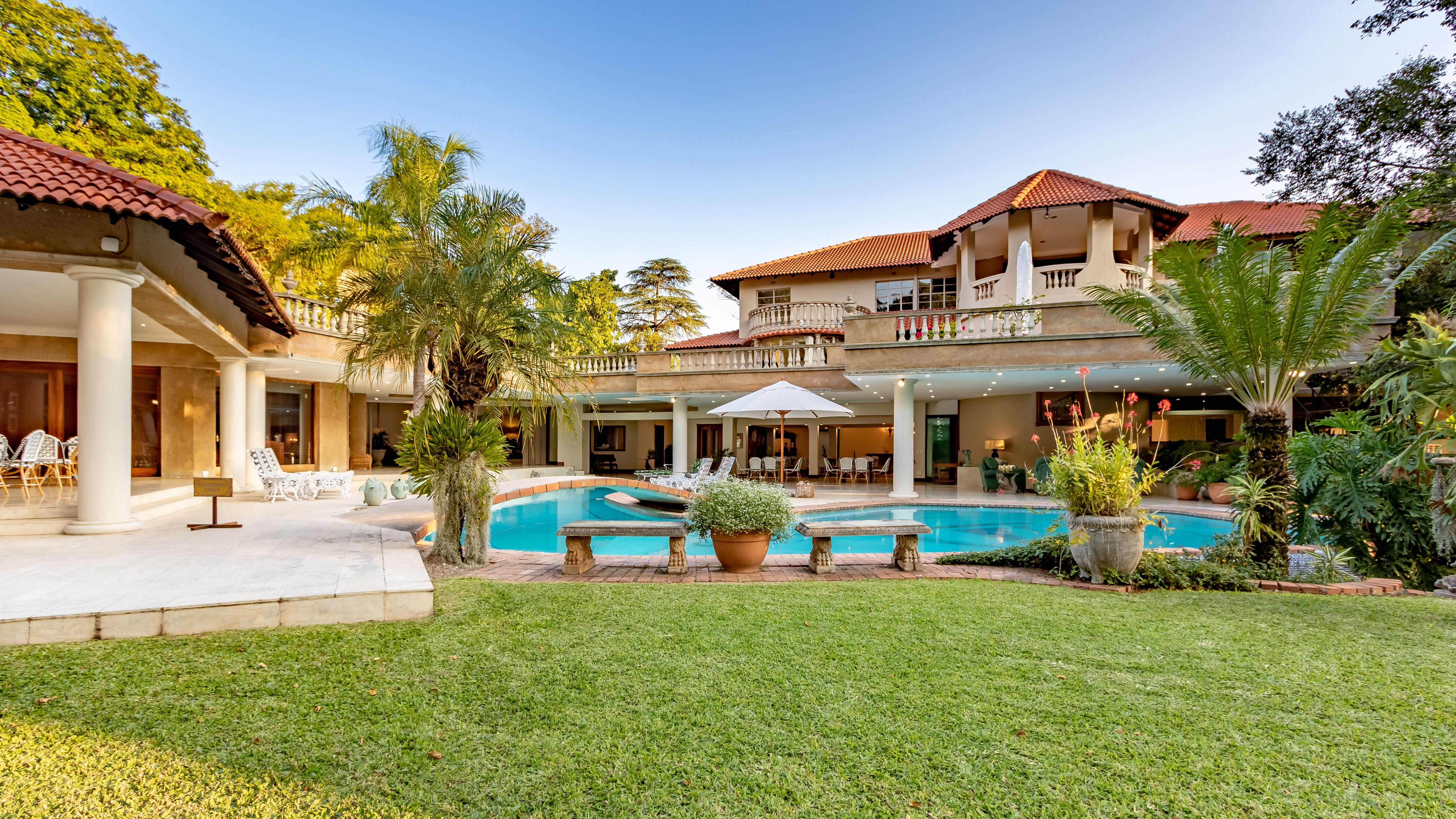 Christie's at 32 on Russell | Accommodation Sonheuwel Central