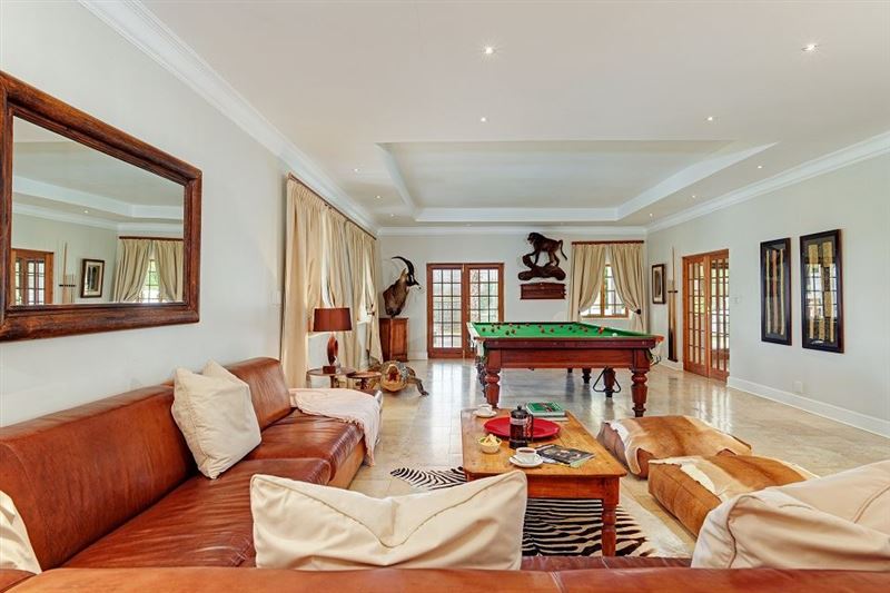 Communal Sitting area at pool table