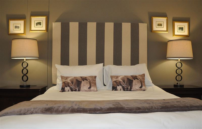 Queen bed in main bedroom
