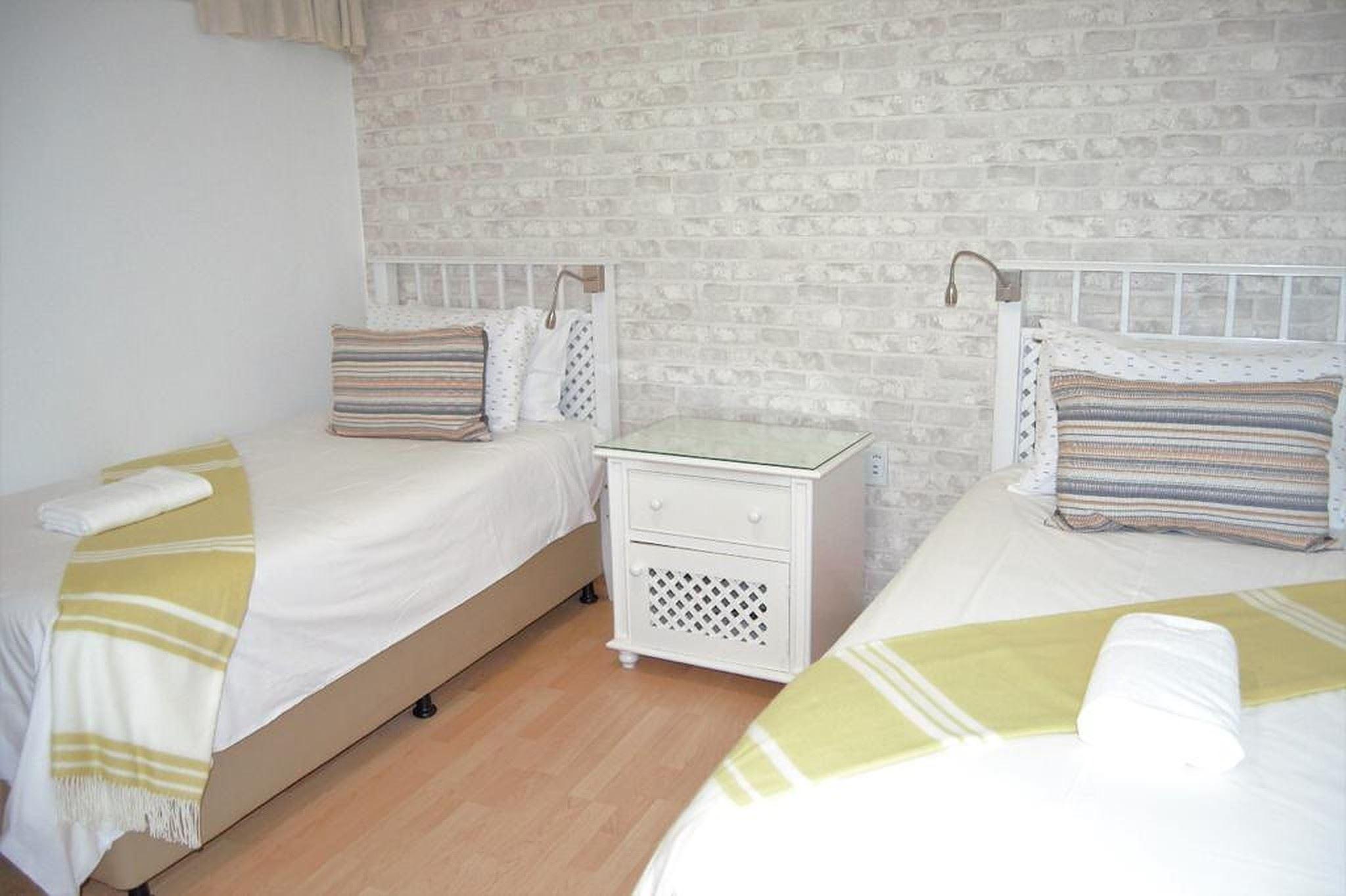 Stay at Breakers Modern Apartment