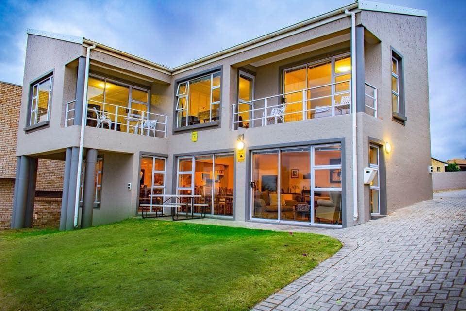 Modern Holiday House in Jeffreys Bay