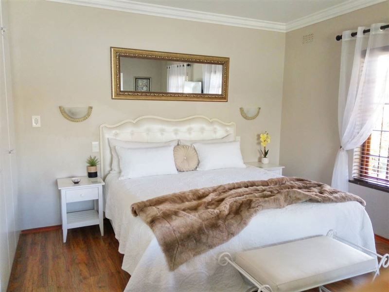 Main bedroom, luxury king-size bed