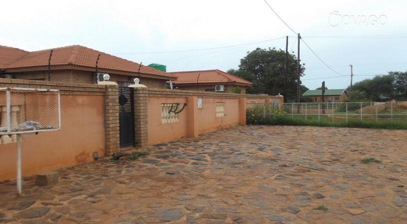 Warm Hands Guest House | Kanye Accommodation