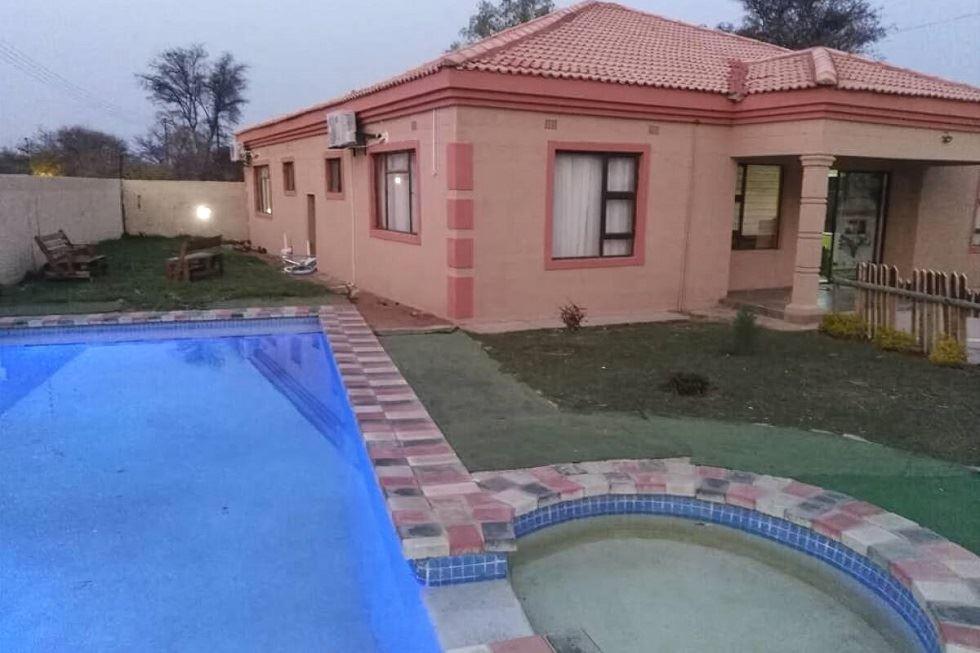 Flower Inn Guest House | Accommodation Mahalapye