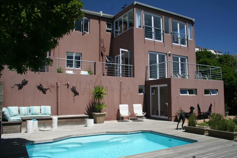 Swimmingpool and sundeck