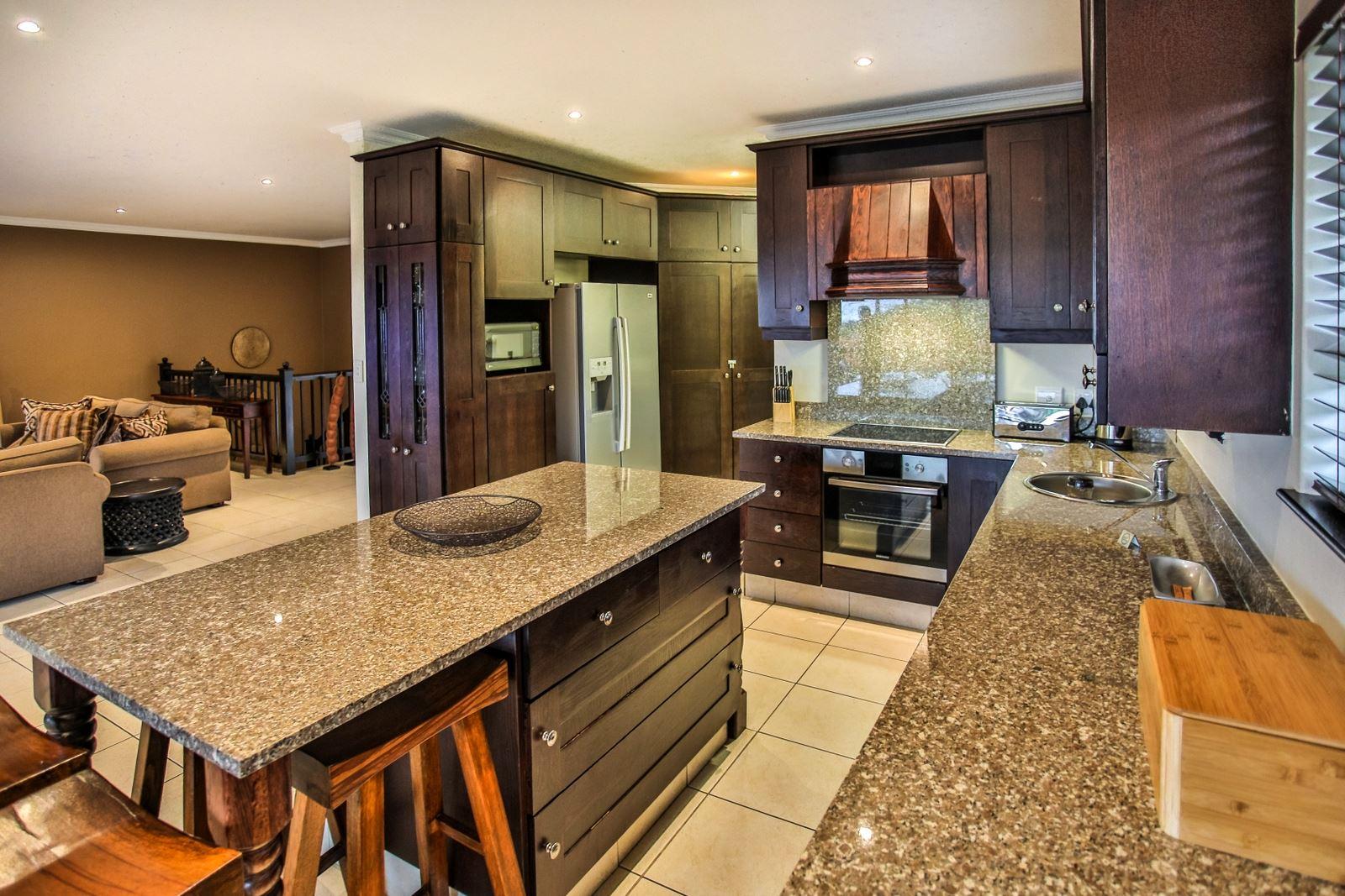 244 Uluwatu, Zimbali