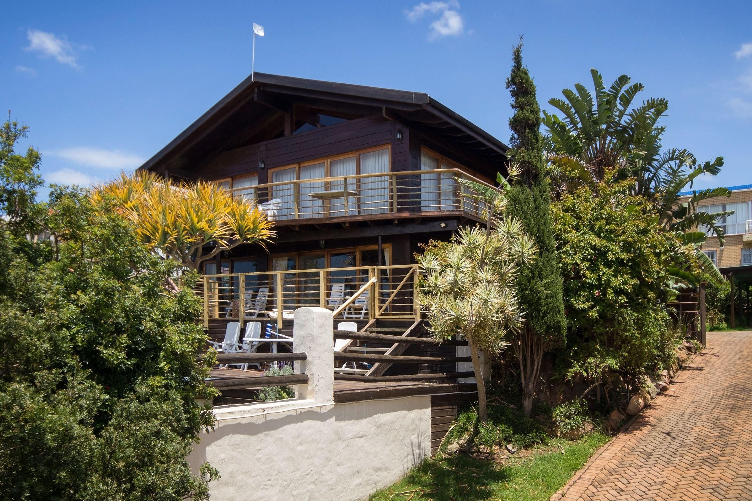 The view of the hosue from the bpttom of the driveway