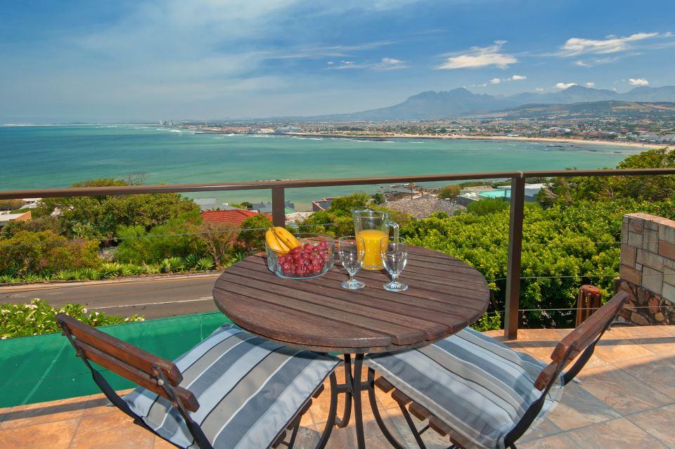 18 on Kloof Guest House | Accommodation Gordons Bay