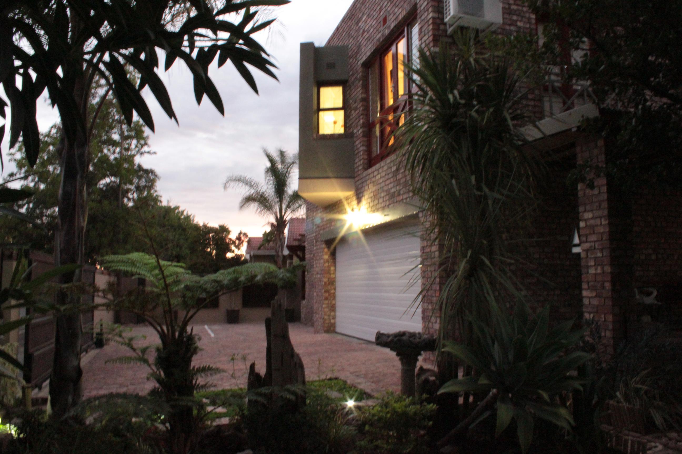 Earthbound B&B | Oudtshoorn Accommodation