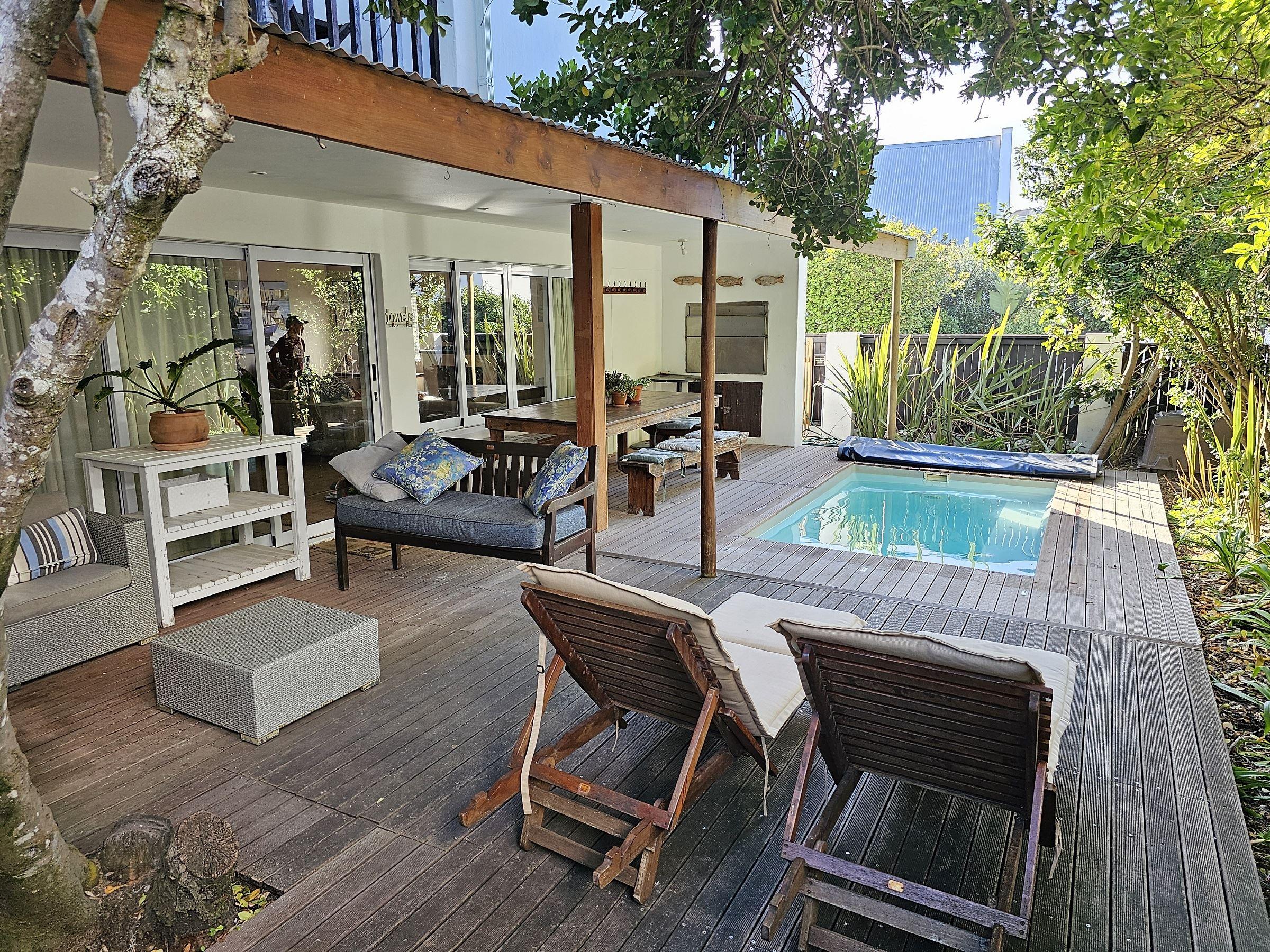 This private area is protected from the wind and rain . The pool has a security cover to ensure the safety of children . 