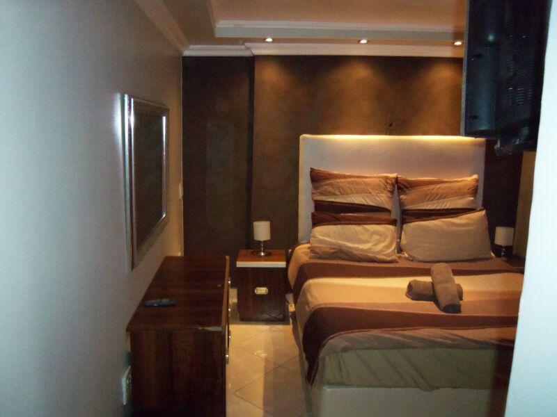 Desert Oasis Lodge | Monument Park Accommodation