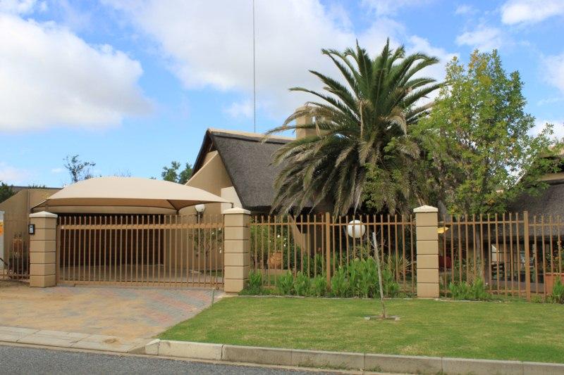 Helena's Guest House | Accommodation Kroonstad