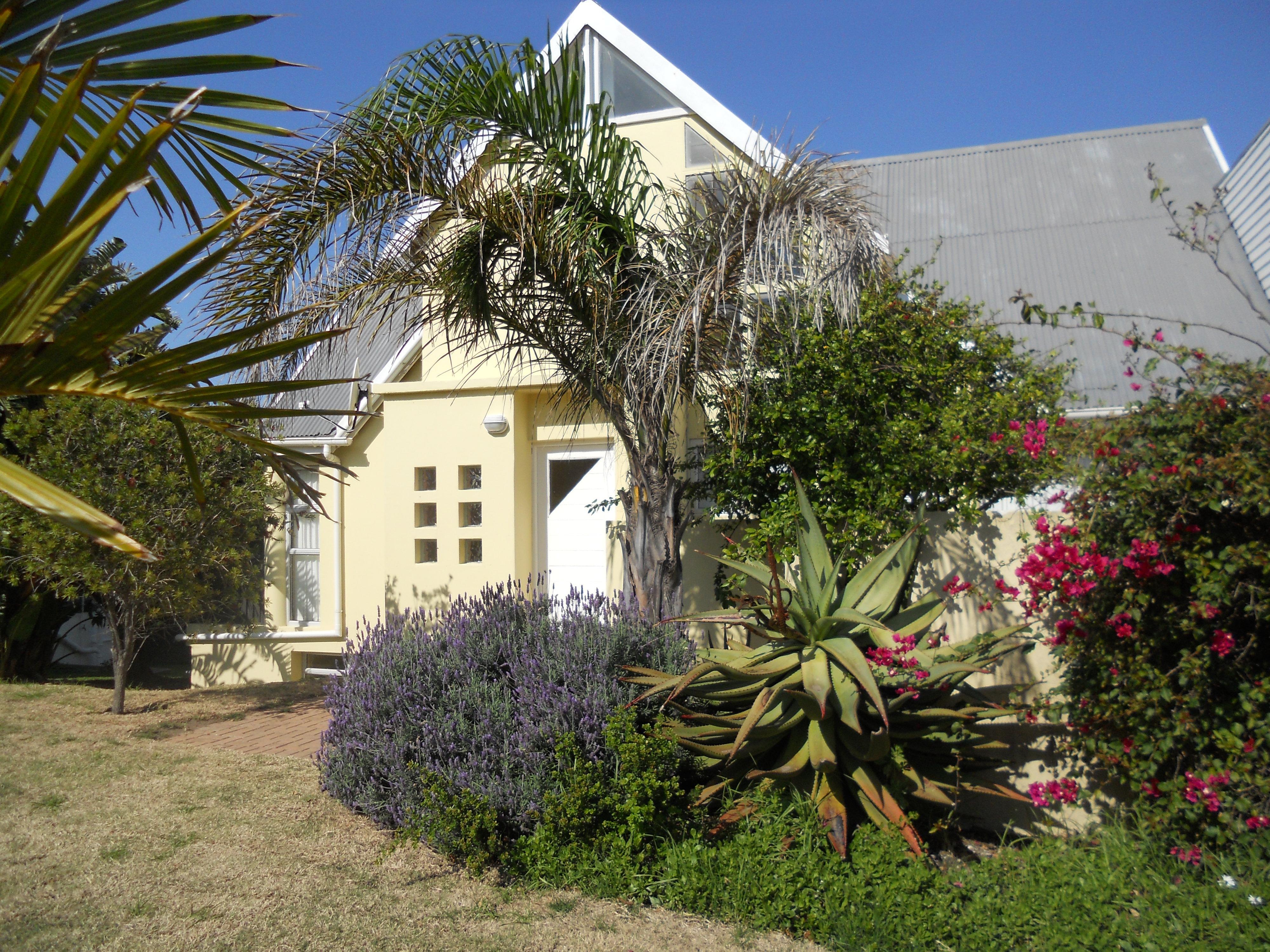 The Yellow House | Brenton on Sea Accommodation
