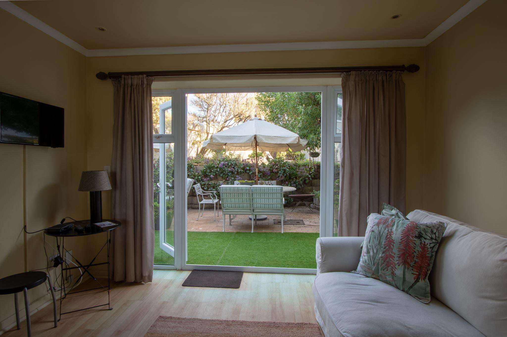 Small Bay Beach Suites | Accommodation Bloubergstrand