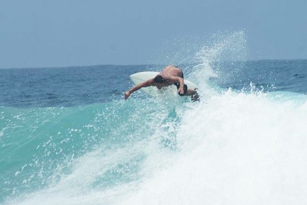 Pomene Bay surfing