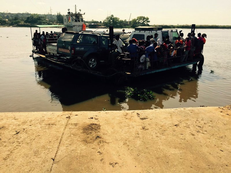 Ferry (batelão) across the Incomati River