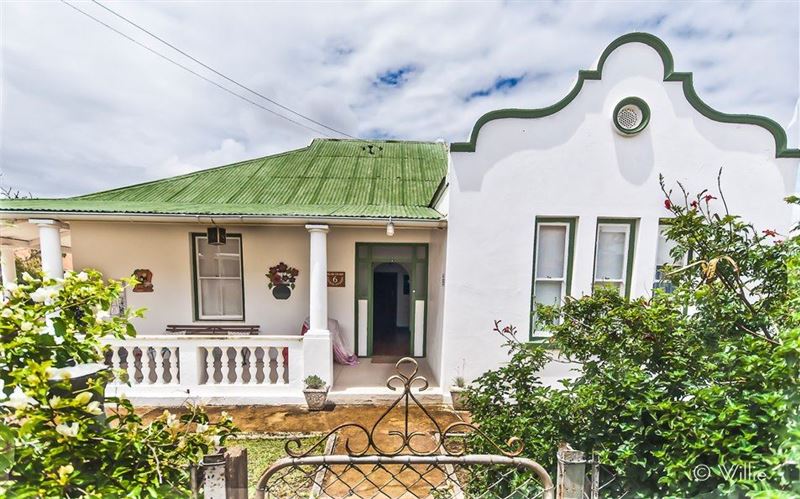 A huge farmhouse in the historic heart of the town © Willie Steyberg