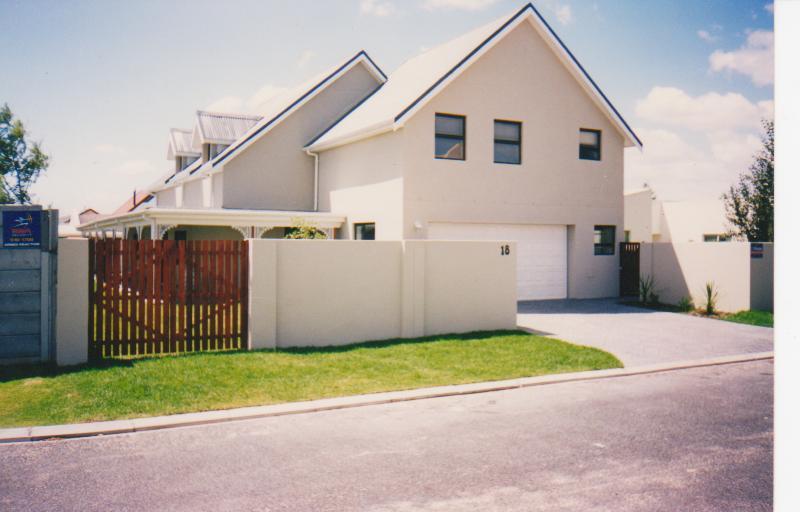 Rothesay House | Bloubergstrand Accommodation