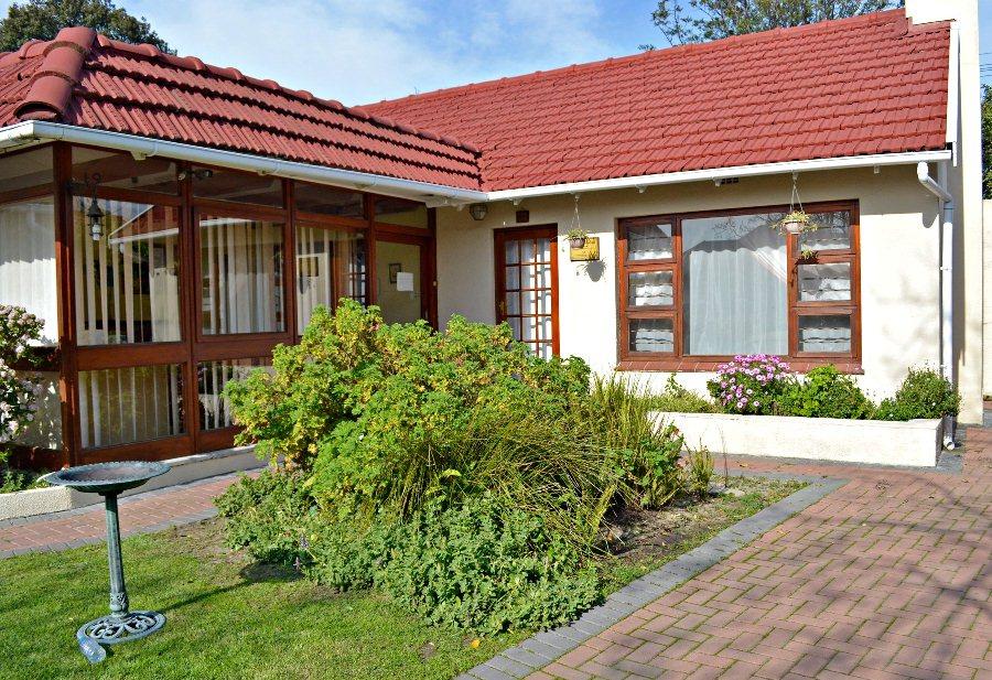 Lily Bed and Breakfast | Pinelands Accommodation