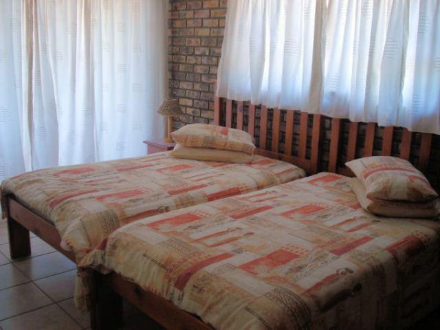 Queen Elizabeth 3 | Manaba Beach Accommodation