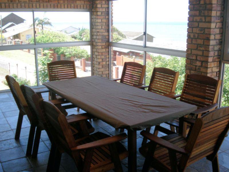 Queen Elizabeth 4 | Accommodation Manaba Beach