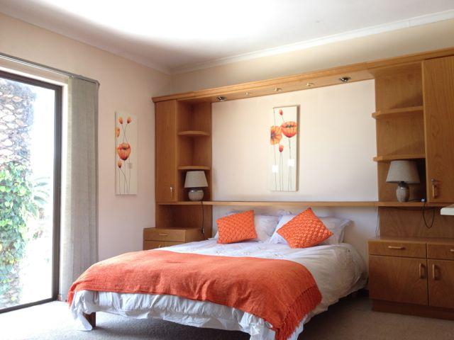 Eagle Lodge | Accommodation Table View