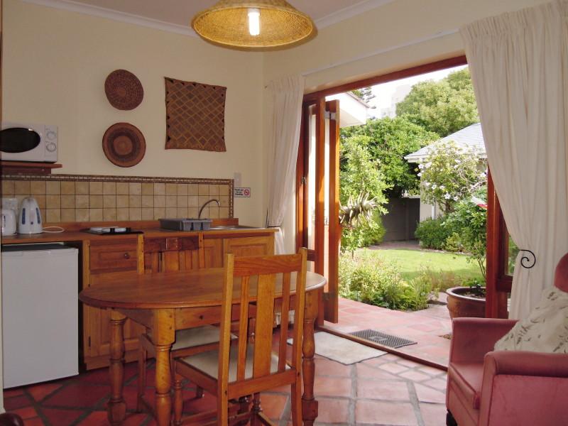 Dolphin House | Accommodation Bloubergrant