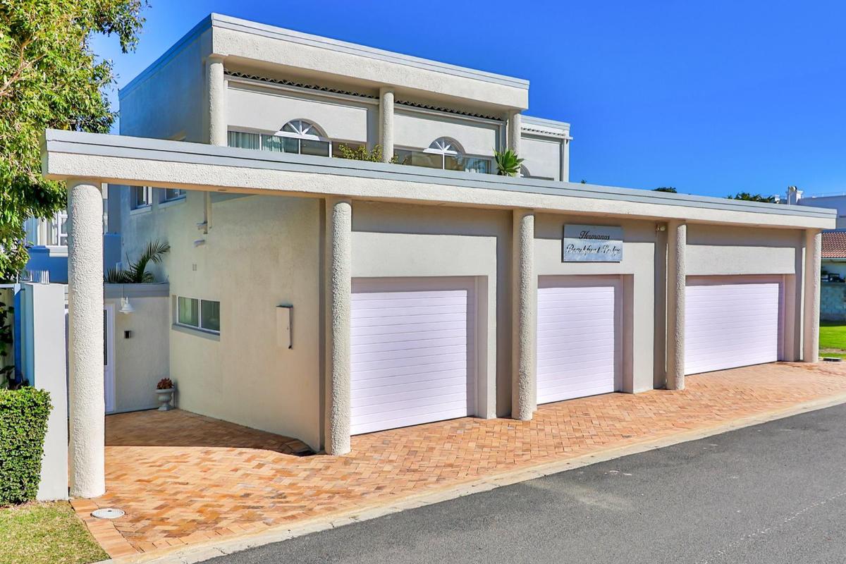 Hermanus Beachfront Lodge