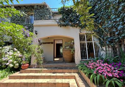 Ipe Tombe Guest Lodge